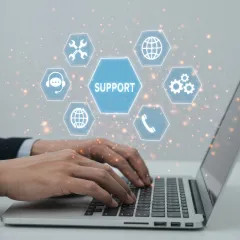 パソコンでお客様の対応をしている