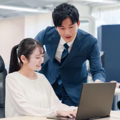 社員同士で話し合っている